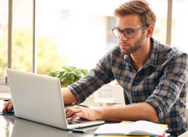 Мужчина работает за ноутбуком