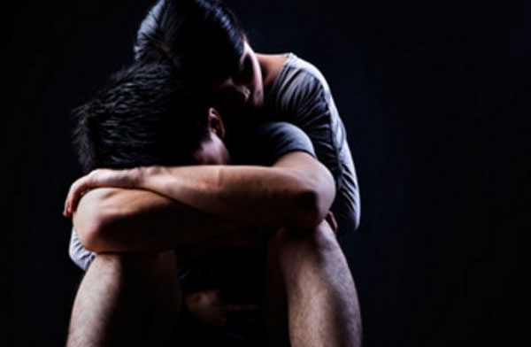 Темнота. Один человек прислоняется к другому