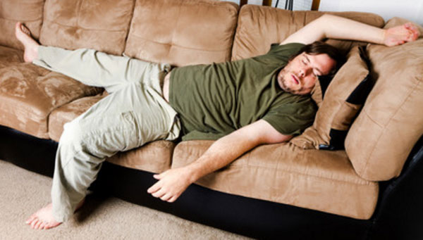 Мужчина развалился на диване