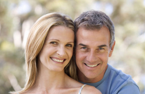 Счастливая пара средних лет