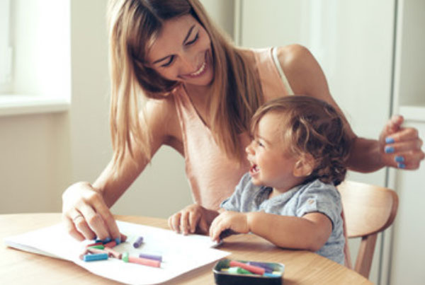 Мама занимается со своим маленьким ребенком