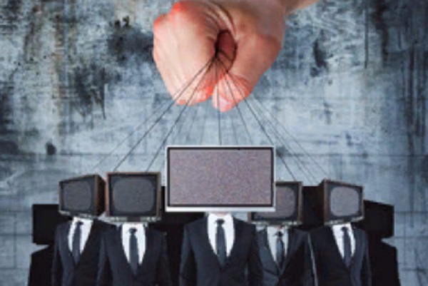 Люди. Вместо голов телевизоры на ниточки. Все нити держит большая рука