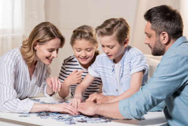 Семья собирает пазл