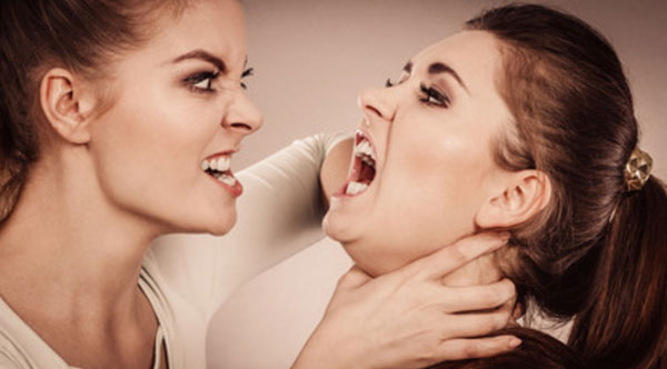 Женщина душит другую девушку