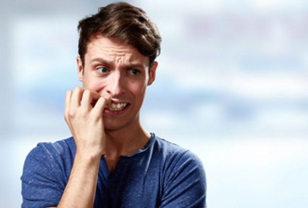 Мужчина грызет ногти, явно нервничает