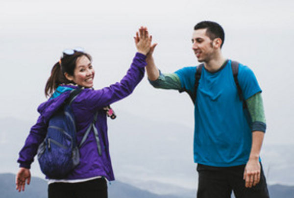 Парень с девушкой с рюкзаками на плечах