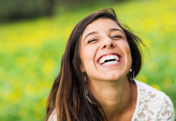 Девушка смеется