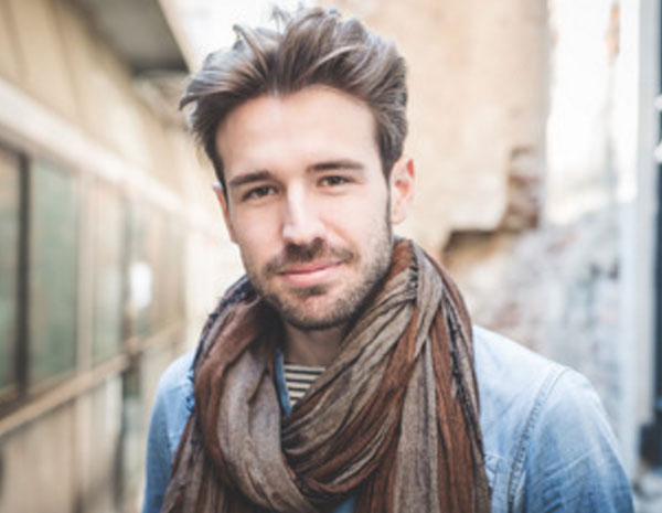 Красивый мужчина с легкой улыбкой на лице