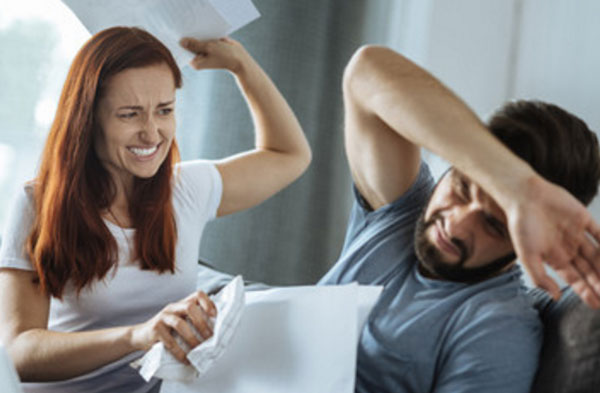 Женщина устроила истерику, бьет мужа скомканными листками бумаги