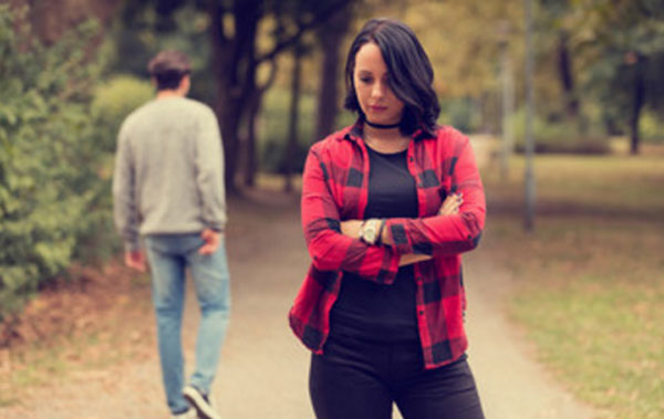 Расстроенная девушка. Уходящий парень