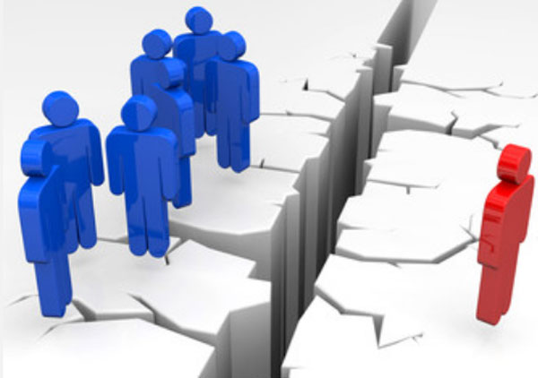 Схематическое изображение людей. С одной стороны стоят синие человечки, с другой стороны один красный. Их разделяет разлом