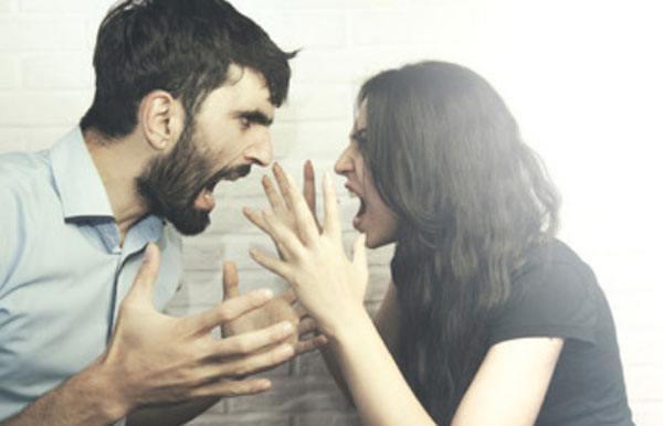 Мужчина и женщина кричат друг на друга