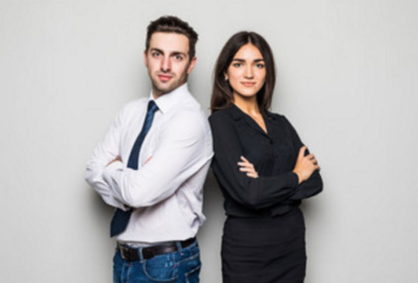 Серьезные парень и девушка