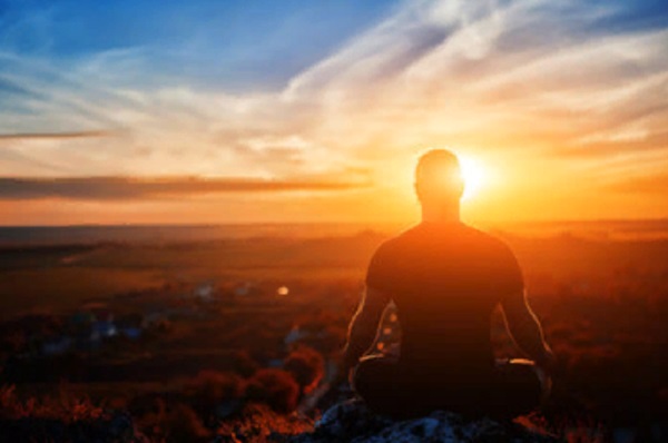 Силуэт мужчины на фоне заката