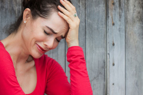 Женщина плачет