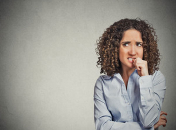 Девушка о чем-то задумалась, ее терзают мутные сомнения