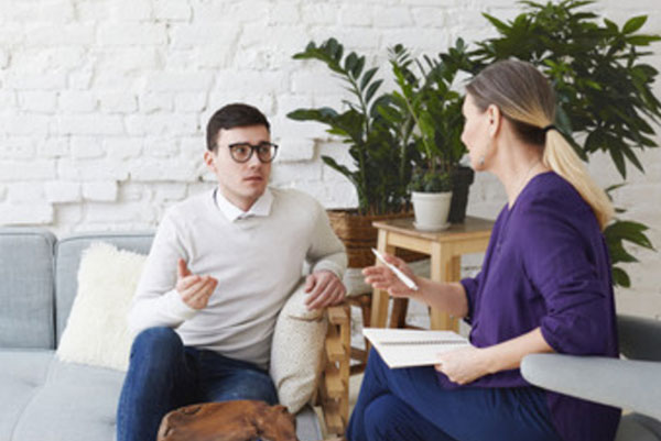 Мужчина общается с психологом