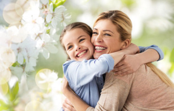 Мама обнимает дочку