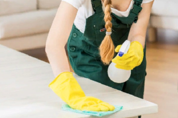 Женщина вытирает стол