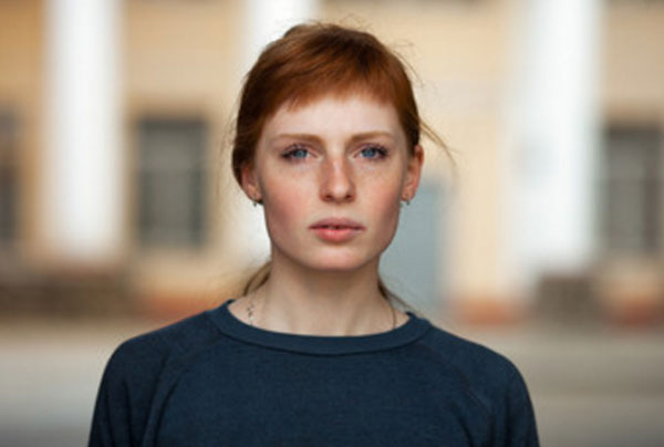 Серьезная женщина