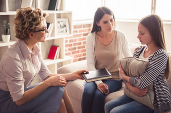 Девочка - подросток с мамой на приеме у психолога