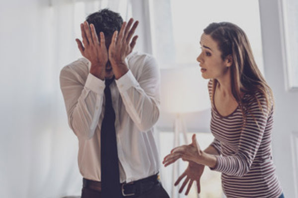 Женщина кричит на мужа