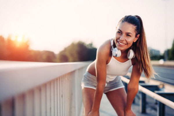 Девушка остановилась отдышаться после бега