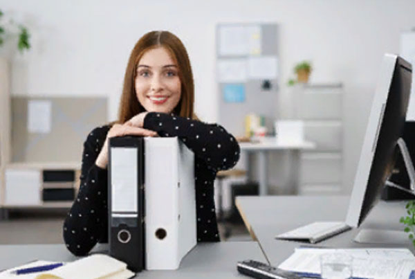 Улыбающаяся девушка на рабочем месте