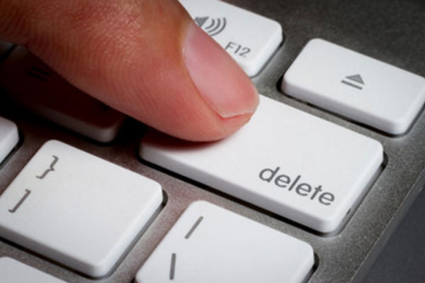 Палец нажимает на кнопку Delete