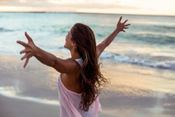 Счастливая женщина на берегу моря
