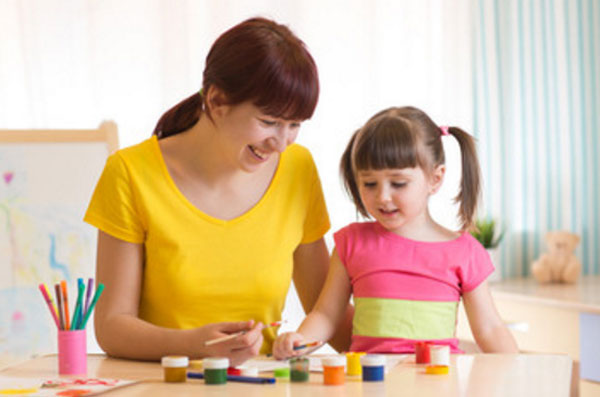 Женщина рисует вместе с девочкой