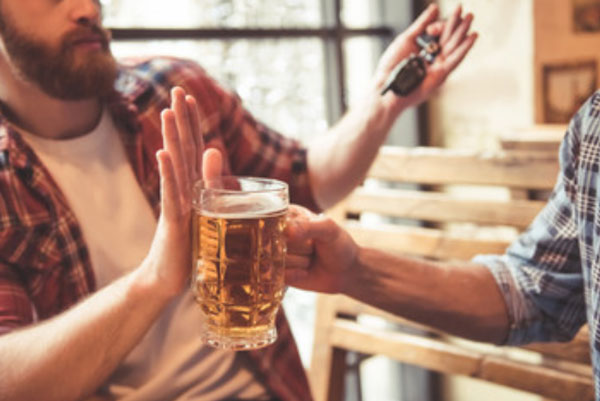 Мужчина отказывается от бокала пива