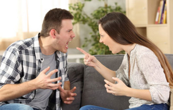 Парень кричит на девушку, а она на него