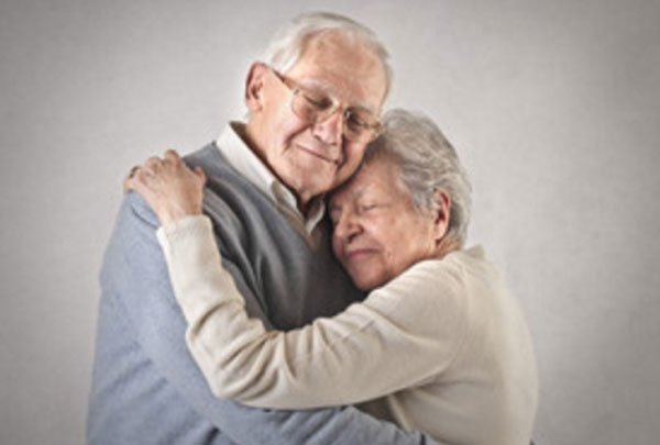 Объятья влюбленной пожилой пары