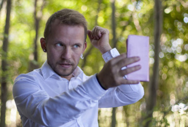 Мужчина прихорашивается перед зеркалом