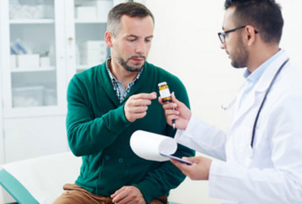 Доктор дает мужчине ",загадочную", баночку с таблетками