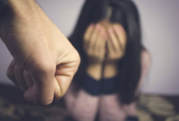 Девушка прячет лицо руками. Кулак мужчины