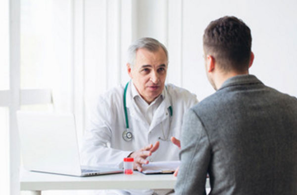 Общение мужчины с психиатром