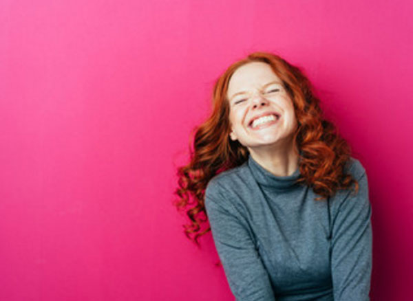 Счастливая девушка, которая смеется