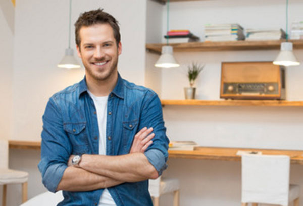 счастливый мужчина стоит посреди комнаты