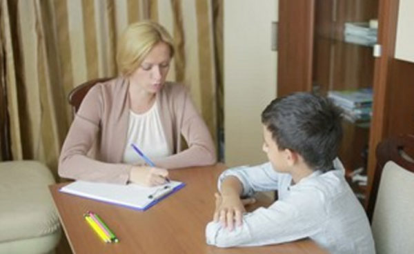 Общение мальчика с психологом