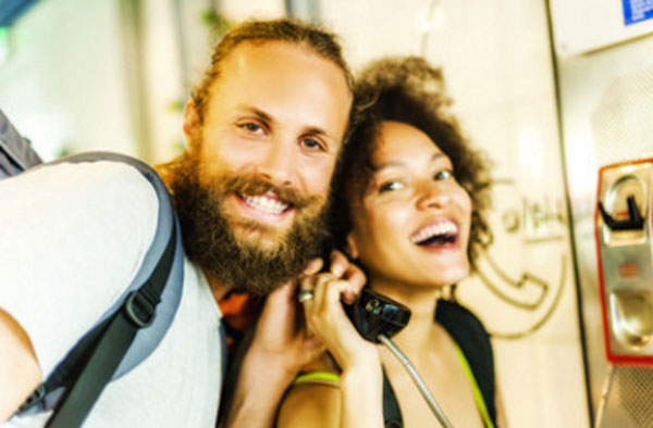 Харизматичная пара возле телефонной будки