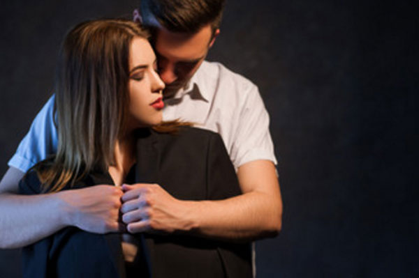 Парень накинул на девушку свой пиджак и обнимает ее сзади