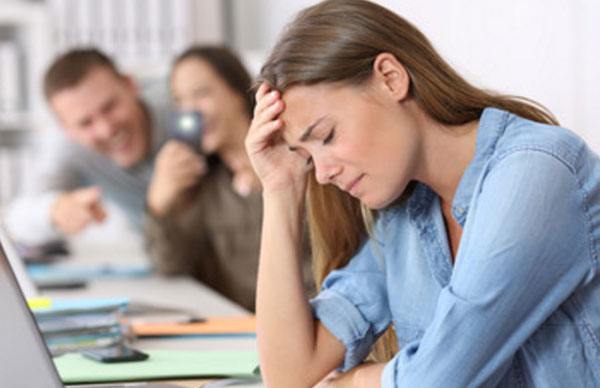 Девушка практически плачет. Один коллега смеется, а другой фотографирует