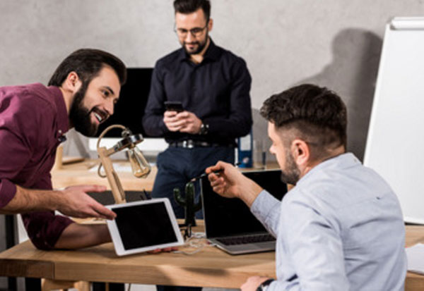 Три мужчины. каждый занят своим делом