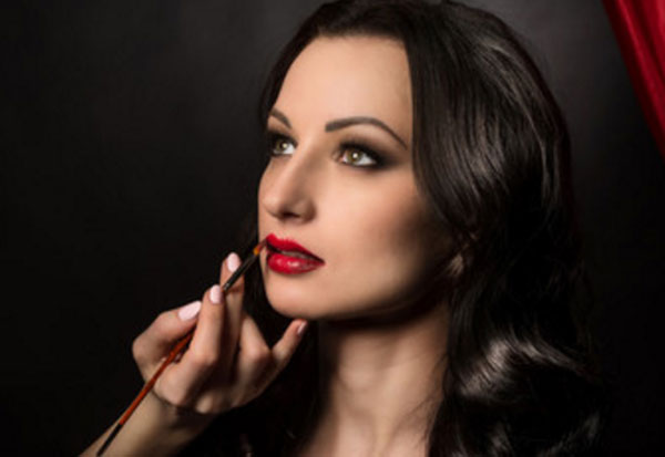 Женщине делают макияж