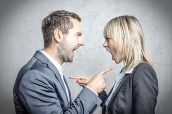 Парень с девушкой общаются на повышенных тонах. Оба в костюмах