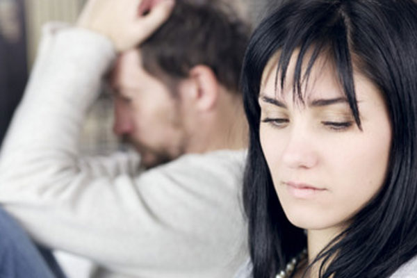 Мужчина и женщина сидят рядом. Оба расстроены
