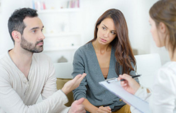 Муж и жена на приеме у психотерапевта