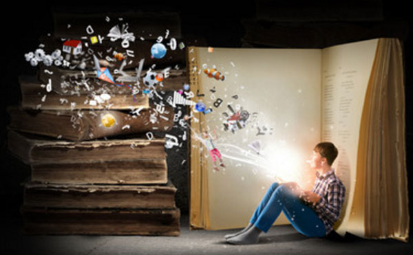 Парень сидит возле открытой огромной книги. У него в руках светящаяся книга, с которой вылетают разные предметы